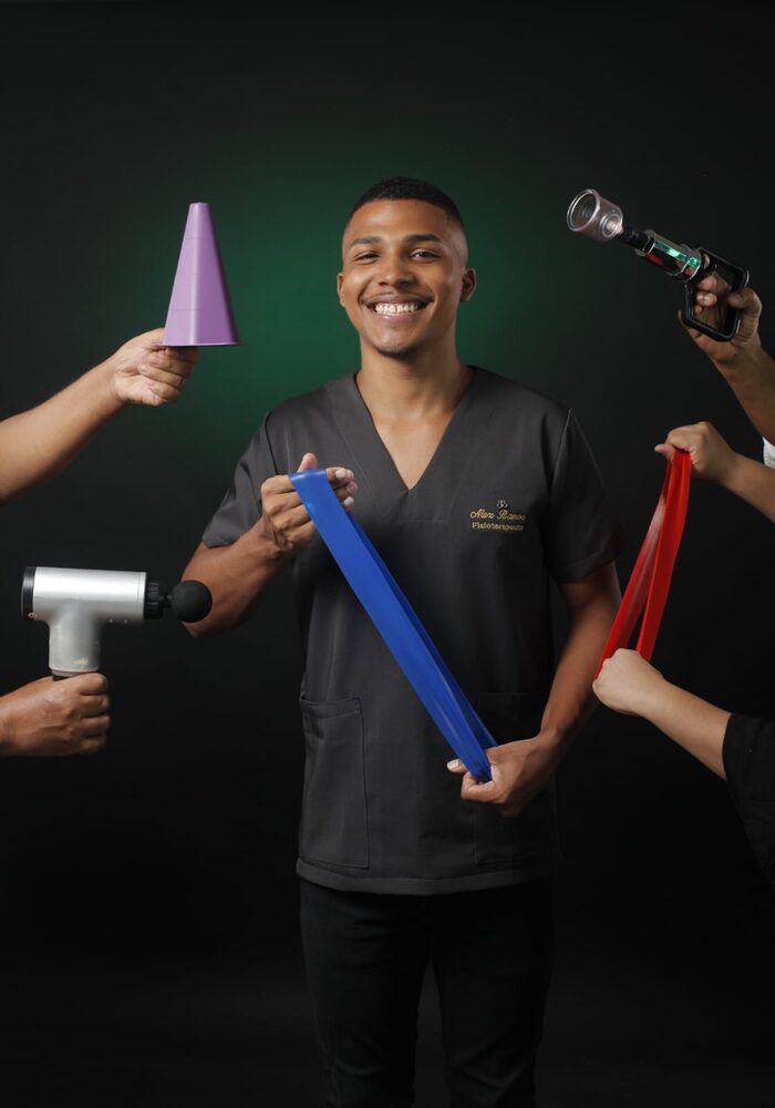 Dr. Alex Ramos com equipamentos de fisioterapia: liberador miofascial, faixas elásticas, cone de propriocepção e pistola de massagem.